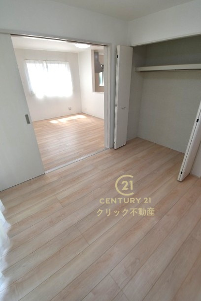 ハートフルタウン 　水戸市大塚町　3期　Aの居間・リビング|1階洋室、2WAY出入り口です。リビングを通らずに玄関から直接入る事もできます。在宅ワークに、キッズスペースに、と自由に使えます。収納も配備されております。