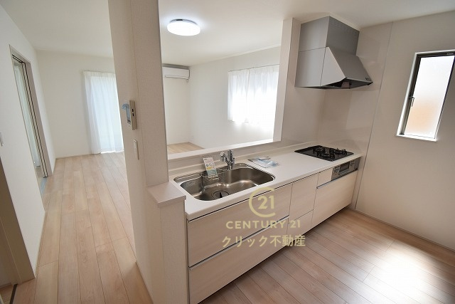 ハートフルタウン 　水戸市大塚町　3期　Aのキッチン|対面式システムキッチンは料理中や後片づけの間も会話が楽しめ、家族に一体感が生まれます。十分な広さのキッチンなら、家族での分担作業もはかどりそう！