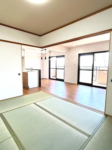 宝マンション道徳東第3の和室|フローリングの床に比べて柔らかく転んでも痛くなりにくいのでお子様の遊び場としてご利用いただけるだけでなく、遊び時間からお昼寝時間への動線がスムーズになります♪