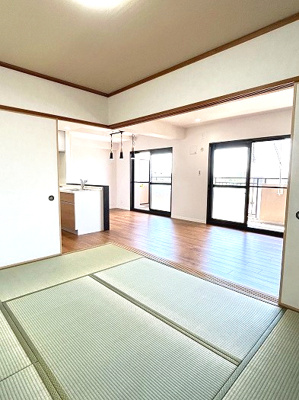 【和室】 | 宝マンション道徳東第3 | フローリングの床に比べて柔らかく転んでも痛くなりにくいのでお子様の遊び場としてご利用いただけるだけでなく、遊び時間からお昼寝時間への動線がスムーズになります♪