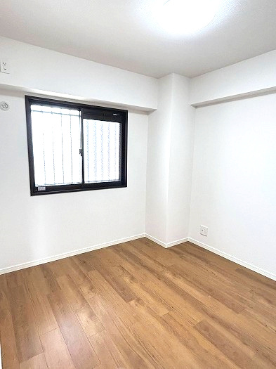 宝マンション道徳東第3の洋室|落ち着いた色合いのフローリングと清潔感のある白い壁が、どんな家具とも調和し自分好みの空間づくりを可能にします。