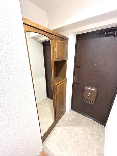 宝マンション道徳東第3の玄関|収納が完備されているのでご家族の靴がスッキリ片付きます。
家の顔となる部分なので綺麗な状態でお客様を迎えられるのは嬉しい要素です♪
