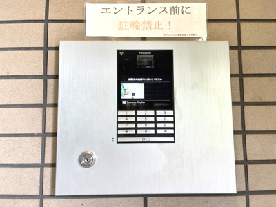 【防犯設備】 | 宝マンション道徳東第3 | 居住者の安心を守るオートロック付きの集合エントランスです。来訪者をしっかり確認でき日々の暮らしに安心感をもたらします。