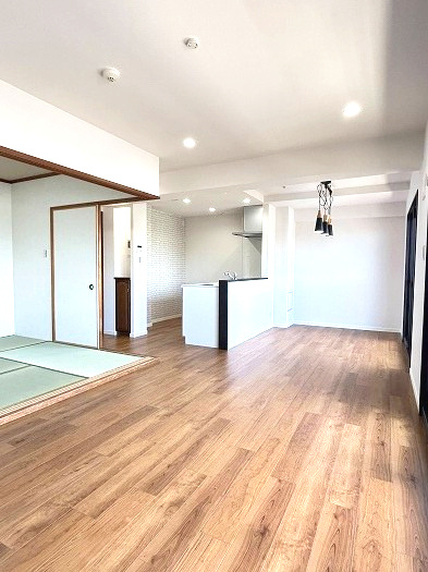 宝マンション道徳東第3の居間・リビング|落ち着いた色合いのフローリングとどんなインテリアにも合わせやすいシンプルな壁面。お好みの家具を置いてあなただけの理想の空間がつくれます。