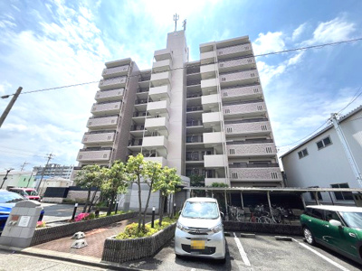 【居間・リビング】 | 宝マンション道徳東第3 | 落ち着いた色合いのフローリングとどんなインテリアにも合わせやすいシンプルな壁面。お好みの家具を置いてあなただけの理想の空間がつくれます。