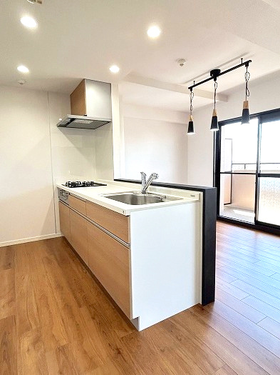 宝マンション道徳東第3のキッチン|料理をするのが楽しくなる清潔感あふれるシステムキッチン。広々とした調理スペースと三口コンロで、快適にお料理を楽しめます。