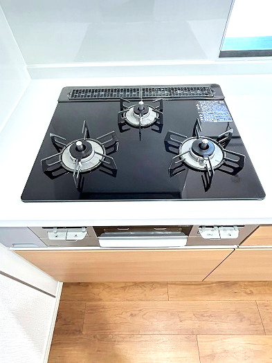 宝マンション道徳東第3のキッチン|3口コンロ付なのでお料理がはかどります！煮込み料理などお時間の掛かる料理をしながら他の料理も作れるので料理時間の短縮にもなりますね♪