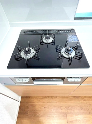 【キッチン】 | 宝マンション道徳東第3 | 3口コンロ付なのでお料理がはかどります！煮込み料理などお時間の掛かる料理をしながら他の料理も作れるので料理時間の短縮にもなりますね♪