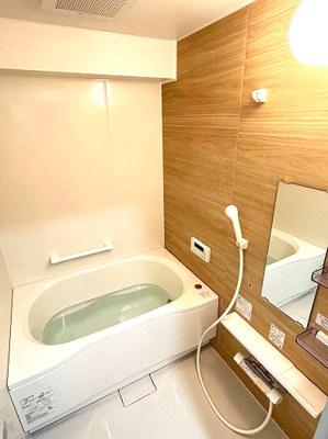 【浴室】 | 宝マンション道徳東第3 | 木目調のパネルがアクセントとなっており明るさを保ちつつ落ち着いた雰囲気のある浴室。