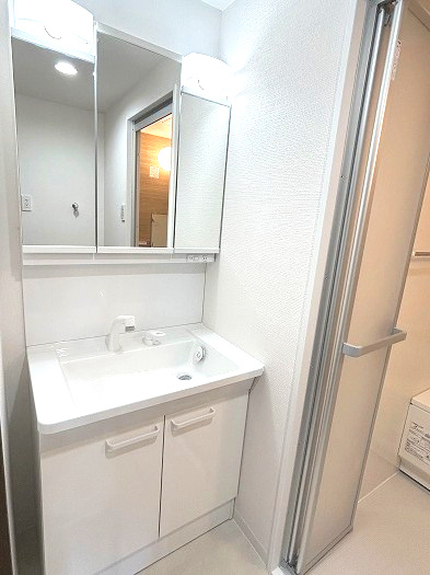 宝マンション道徳東第3の独立洗面台|スペースの広い独立洗面化粧台はゆっくりと身支度を整えることが可能です！
三面鏡の後ろの収納には化粧品などがしまえてスッキリ片付きます！
