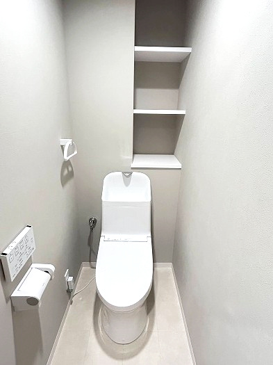 宝マンション道徳東第3のトイレ|潔感あふれるシンプルで機能的なトイレです。温水洗浄便座付きで毎日を快適に過ごせます。