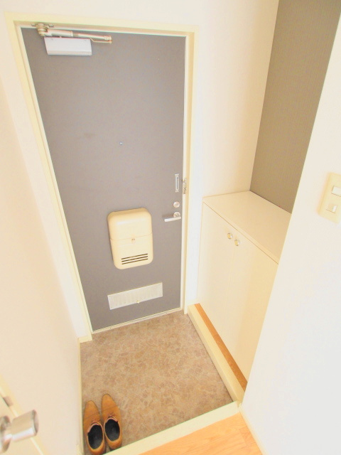 髙田ハイツA棟の玄関