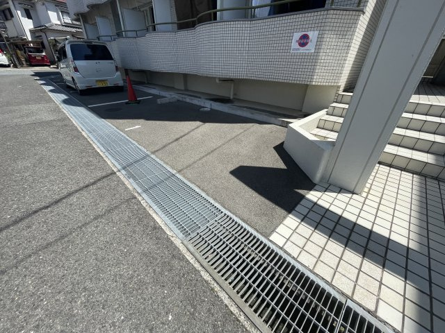 メゾンUQの駐車場