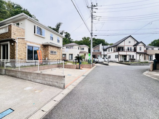 【前面道路含む現地写真】 | 前面道路幅は6ｍです。駐車もラクラク