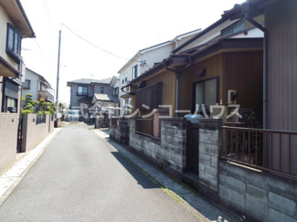 【前面道路含む現地写真】 | 前面道路は幅員約4メートル。