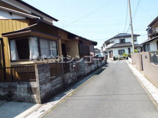 【前面道路含む現地写真】 | 道路間口は約12メートルあります。