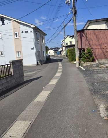 八戸市大字沢里字二ツ屋 リフォーム済み中古住宅の前面道路含む現地写真