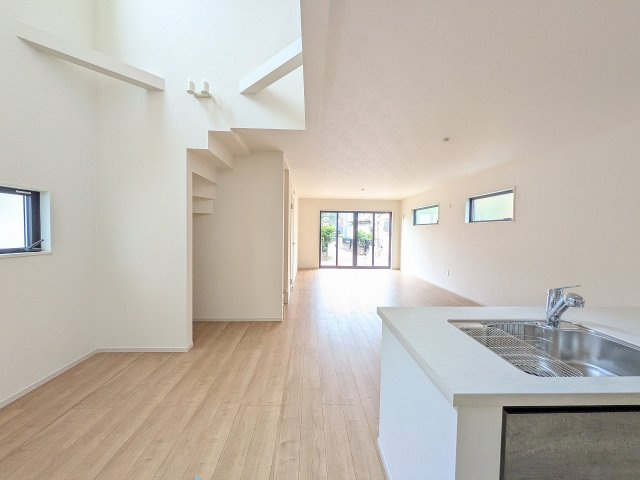 八王子市　元本郷町　新築一戸建て　１０期の居間・リビング|～24.7帖の明るいLDKで、家族団欒の時間をお過ごしいただけます～