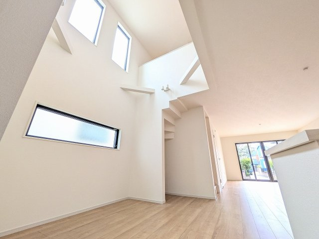 八王子市　元本郷町　新築一戸建て　１０期の内装|～上部吹抜けで、より開放感を感じられるLDK～