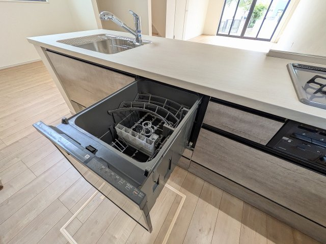 八王子市　元本郷町　新築一戸建て　１０期のキッチン|～食洗機付き　食事後の食器洗いはお任せ、家族でゆっくりとくつろげます～