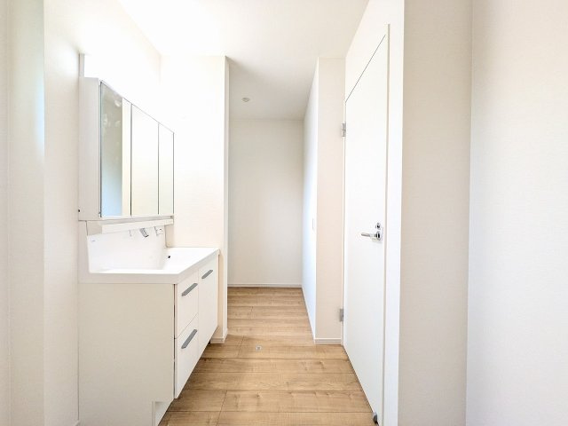 八王子市　元本郷町　新築一戸建て　１０期の脱衣所|～窓付きで明るい洗面所　換気もしやすいです～