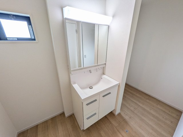 八王子市　元本郷町　新築一戸建て　１０期の独立洗面台|～３面鏡付きの独立洗面台　細々している物をスッキリ収納出来ます～