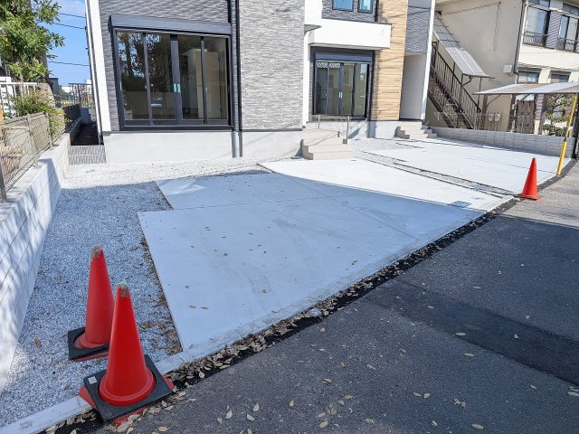 八王子市　元本郷町　新築一戸建て　１０期の駐車場|～並列2台駐車可能カースペース付き～