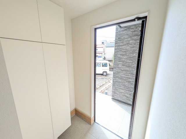八王子市　元本郷町　新築一戸建て　１０期の玄関|～大容量収納可能なシューズボックス～