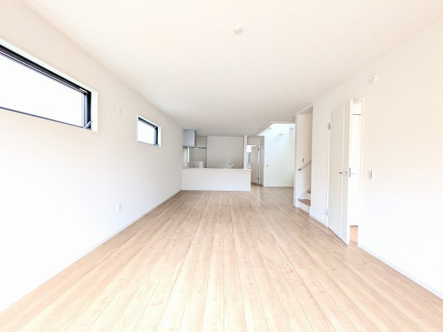 八王子市　元本郷町　新築一戸建て　１０期の居間・リビング|～24.7帖の明るいLDKで、家族団欒の時間をお過ごしいただけます～