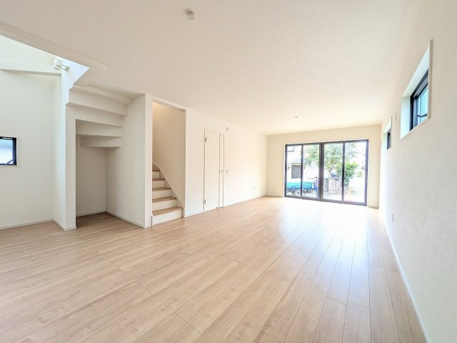 八王子市　元本郷町　新築一戸建て　１０期の居間・リビング|～24.7帖の明るいLDKで、家族団欒の時間をお過ごしいただけます～