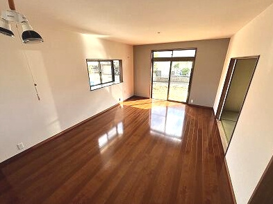 大網白里市富田　中古戸建の居間・リビング|内装リフォーム済み令和7年1月 システムキッチン都市ガス並列2台可 敷地約71坪
