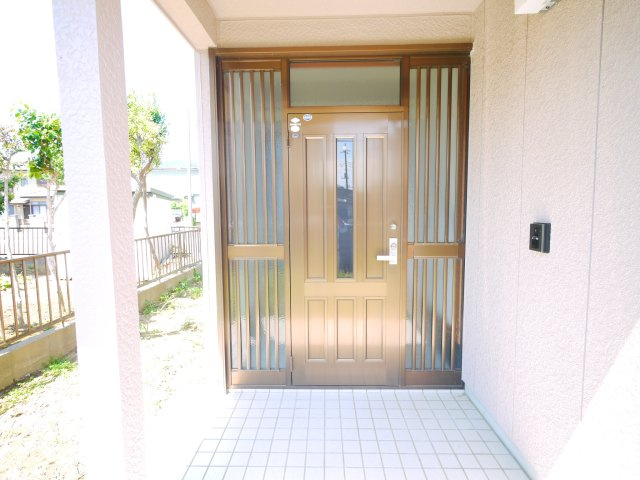 大網白里市富田　中古戸建の玄関|内装リフォーム済み令和7年1月 システムキッチン都市ガス並列2台可 敷地約71坪