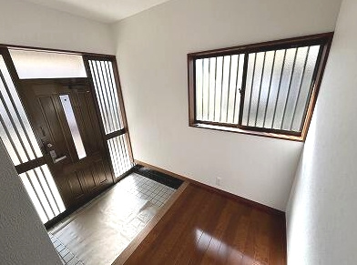 大網白里市富田　中古戸建の玄関|内装リフォーム済み令和7年1月 システムキッチン都市ガス並列2台可 敷地約71坪