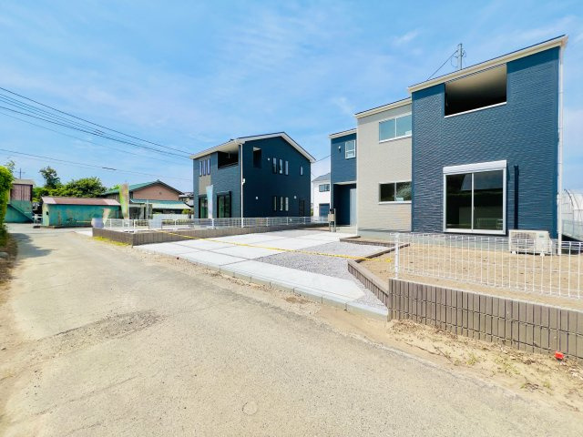 玉村町上福島の前面道路含む現地写真|間口も広く、駐車が苦手な方にもおススメ♪