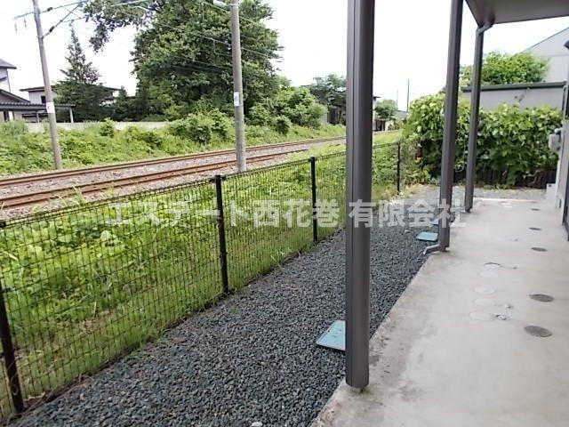 プレザントハウスＭ　Ｖのその他共用部分|玄関先に東北本線が走っています。