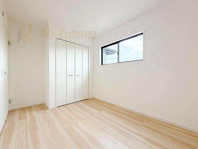 水戸市酒門町15期　新築戸建て　2号棟の洋室|どんな部屋家具も合わせやすいシンプルな洋室！
たっぷりの日差しと心地よい風が舞い込む住まい♪