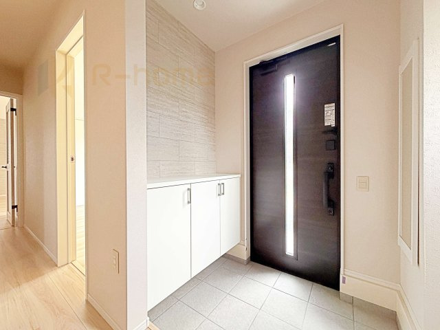 水戸市酒門町15期　新築戸建て　2号棟の玄関|気持ちよくご家族やゲストを送迎できる玄関♪たっぷり収納できるシューズインクローゼット付き！