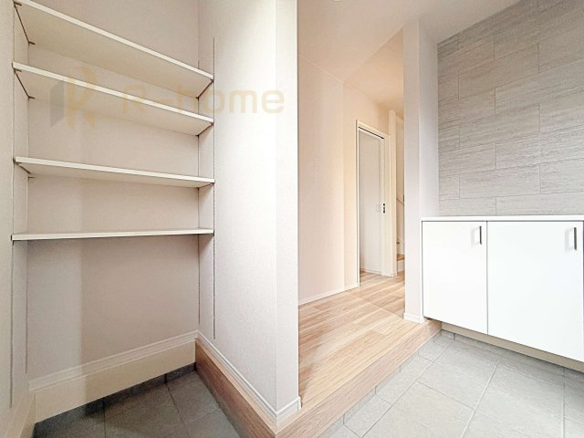 水戸市酒門町15期　新築戸建て　2号棟の玄関|収納しやすい可動棚付きシューズインクローゼット！