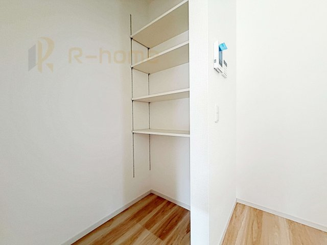 水戸市酒門町15期　新築戸建て　2号棟の収納|キッチンにはパントリーを設置！キッチン回りの整理整頓の悩みも解決♪