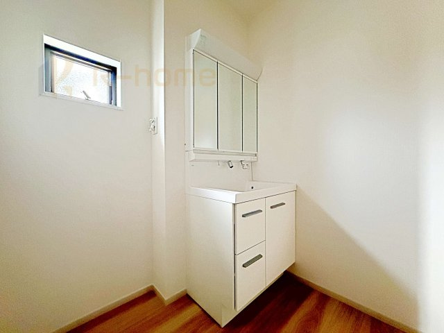 水戸市酒門町15期　新築戸建て　2号棟の洗面所|清潔感溢れる洗面台は嬉しい三面鏡付き。洗剤や歯ブラシなどもすっきり収納できます♪