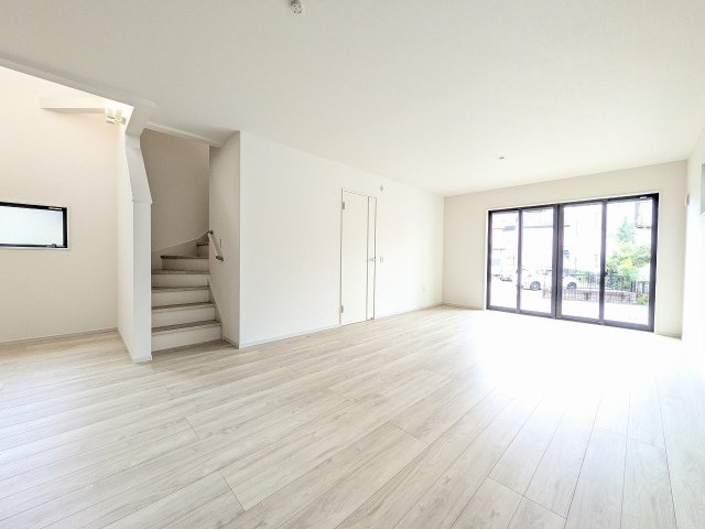 八王子市　元本郷町　新築一戸建て　１０期の居間・リビング|～23.2帖の明るく開放感のあるLDK、家族団欒の時間をお過ごしいただけます～