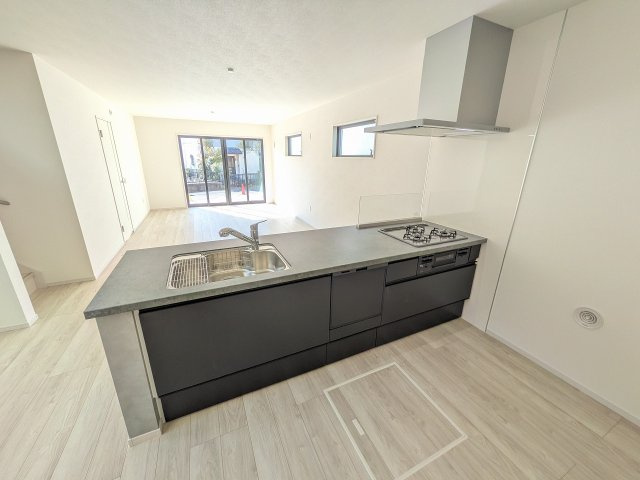 八王子市　元本郷町　新築一戸建て　１０期のキッチン|～キッチン脇スペース　横並びダイニングも叶います～