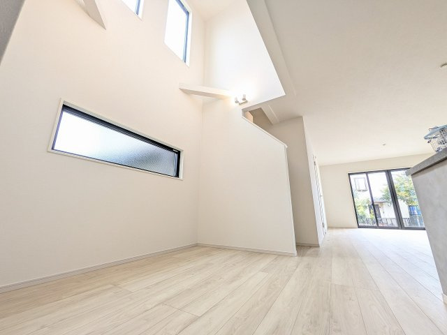 八王子市　元本郷町　新築一戸建て　１０期の内装|～上部吹き抜けが、より明るい空間を演出～