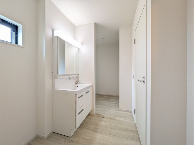 八王子市　元本郷町　新築一戸建て　１０期の脱衣所|～窓付きで明るく換気のしやすい洗面所　奥にはリネン収納に便利なスペースもあります～