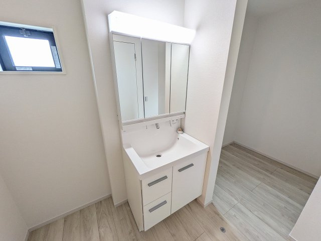 八王子市　元本郷町　新築一戸建て　１０期の独立洗面台|～３面鏡付きの独立洗面台　細々している物をスッキリ収納出来ます～