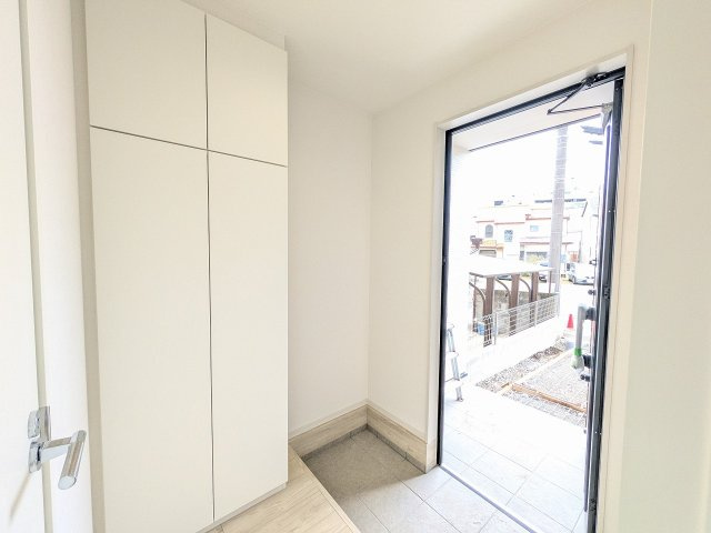 八王子市　元本郷町　新築一戸建て　１０期の玄関|～大容量収納可能、天井高シューズボックス～