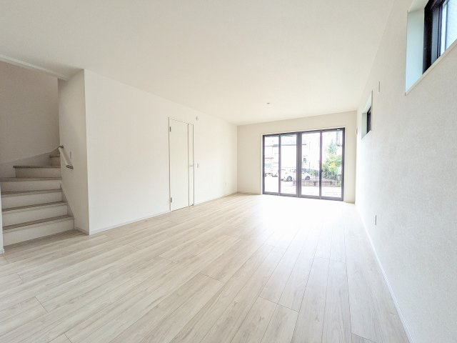八王子市　元本郷町　新築一戸建て　１０期の居間・リビング|～23.2帖の明るく開放感のあるLDK、家族団欒の時間をお過ごしいただけます～