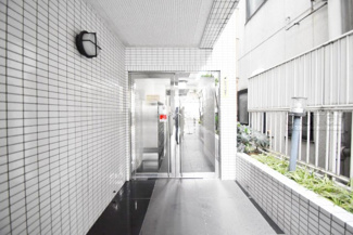 【エントランス】 | お客様を、そして住人を出迎えてくれるマンションのエントランス。ゴミが落ちていないことからも、管理状態の良さや住民の節度の高さが見て取れます。～即日のご見学可能～　お問合せはお気軽にどうぞ。
