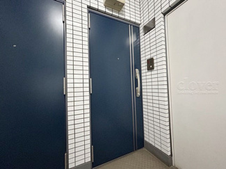 【その他共用部分】 | 皆様をお迎えする、お部屋の玄関ドア。開けやすさや開放角度、ドアノブの操作しやすさや鍵の形状などを、現地で一度ご確認ください。～即日のご見学可能～　お問合せはお気軽にどうぞ。
