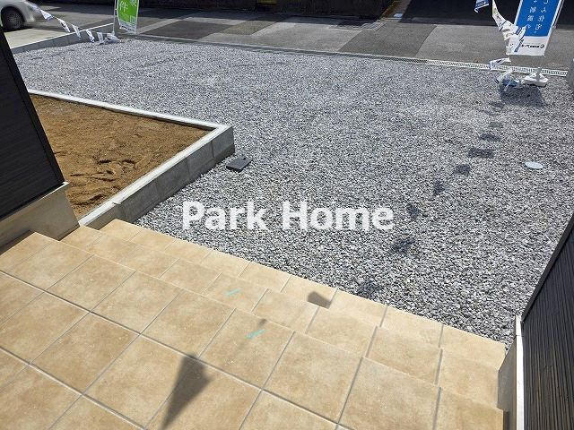 高知市役知町　新築戸建ての駐車場